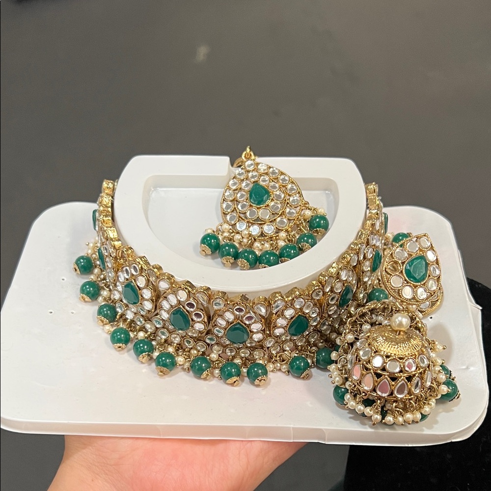 Elegant Gold and Green Jewelry Set
